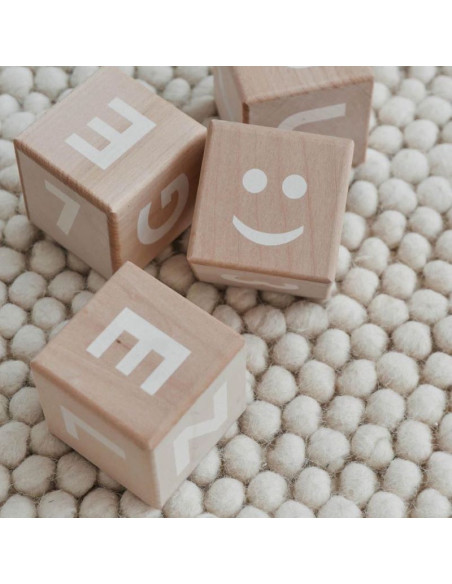 Lesene matematične kocke v beli barvi